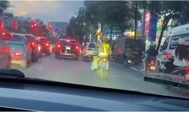 CSGT Hà Nội mở đường, đưa bé trai bị lồng ruột đến viện cấp cứu kịp thời