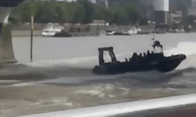 Clip: Thuyền cảnh sát đâm mạnh vào cầu Westminster, nhiều sĩ quan rơi xuống sông