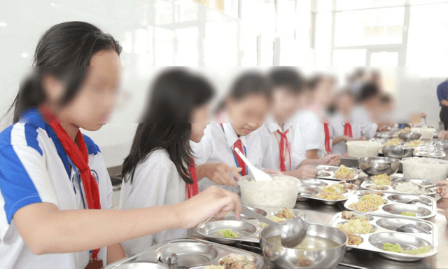 Hà Nội yêu cầu siết chặt bữa ăn bán trú, huy động phụ huynh cùng giám sát