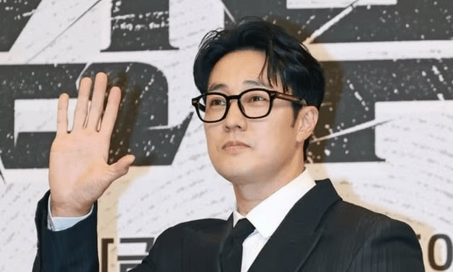 Nam diễn viên So Ji Sub mua vàng tặng 300 nhân viên 