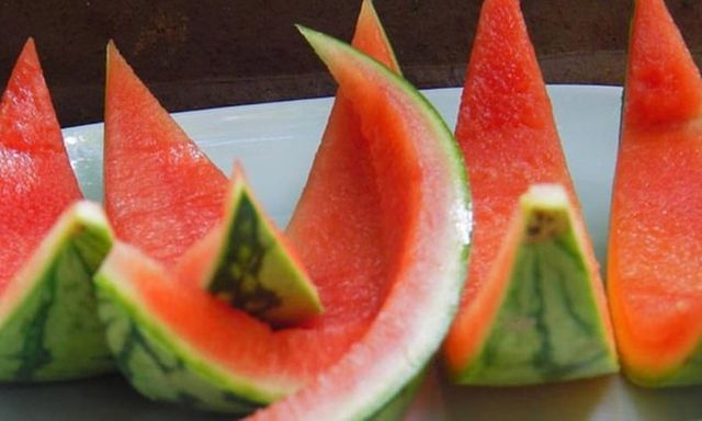 Phần tưởng vô giá trị của dưa hấu lại là dược liệu chữa bệnh mùa nắng nóng