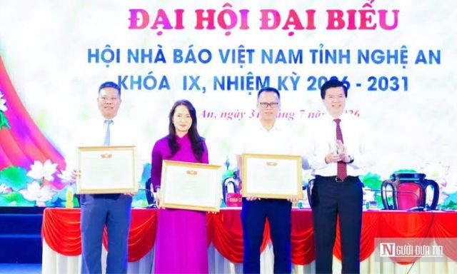 Tạp chí Đời sống & Pháp luật nhận bằng khen của Ủy ban MTTQ Việt Nam tỉnh Nghệ An