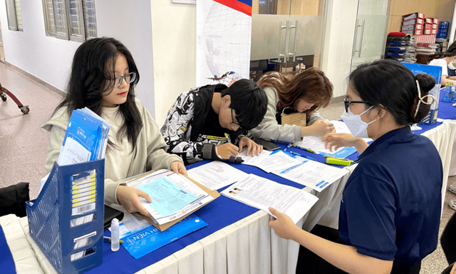 Ngoài học phí, tân sinh viên cần chuẩn bị những khoản tiền nào cho năm học mới?