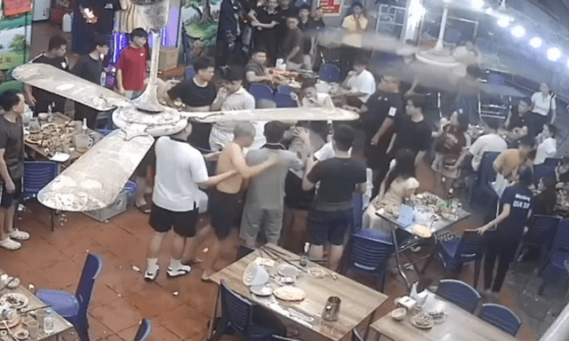 Truy xét nhóm thanh niên trêu ghẹo cô gái rồi hành hung bạn trai ở Hà Nội