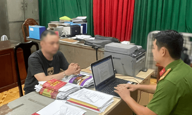 Mâu thuẫn tiền bạc, người đàn ông ném chai sơn làm hư hỏng nhà và kính chắn gió ô tô