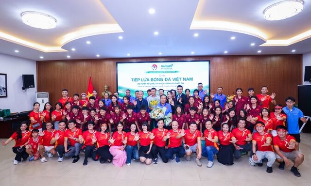 Từ lời chúc đến những cái bắt tay: Một ngày tiếp lửa cho bóng đá Việt Nam trước Đấu trường Châu Á 2026