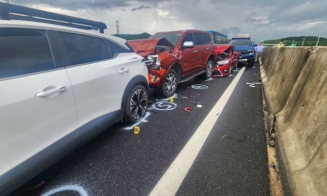 Bám sát đuôi xe phía trước: Khi nào tài xế bị CSGT xử lý?