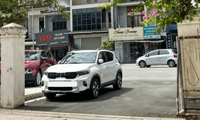 Pháp luật 24h: Đỗ xe chắn cổng cơ quan, tài xế bị phạt 900.000 đồng