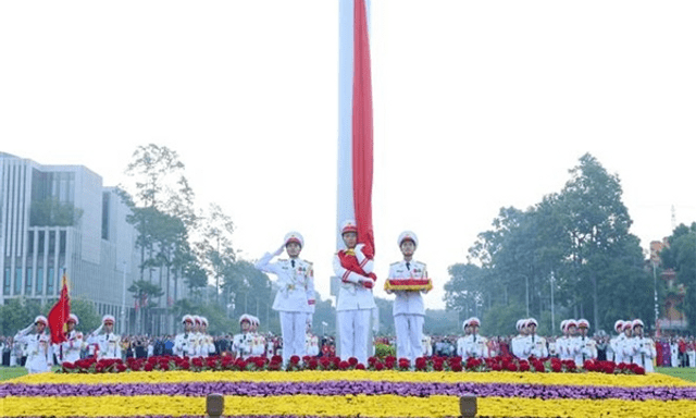 Trào dâng lòng yêu nước trong lễ chào cờ đặc biệt sáng 2/9
