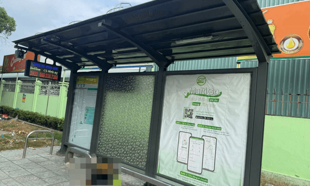 Hiện trường vụ phát hiện thi thể người đàn ông tại trạm xe buýt ở TP.HCM, có hình xăm trên tay và chân phải