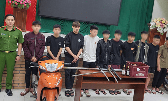 Triệu tập 13 thanh thiếu niên liên quan vụ mang hung khí truy đuổi nhau trong đêm