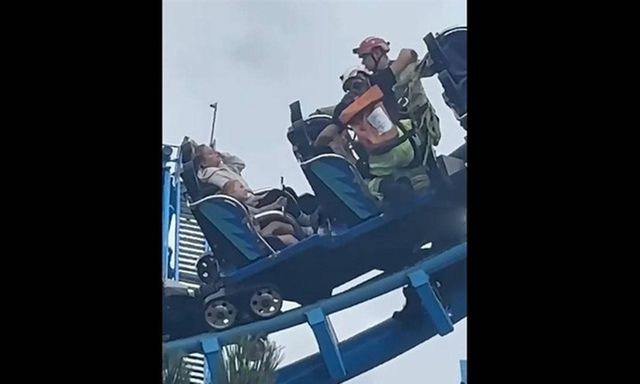 Tàu lượn siêu tốc ở Anh gặp sự cố, 27 hành khách lơ lửng nhiều giờ trên không