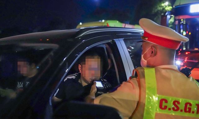 Hà Nội: Liên tiếp phát hiện người điều khiển ô tô vi phạm nồng độ cồn