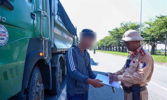 Xe tải bị tước giấy kiểm định vẫn lưu thông, tài xế và chủ xe bị xử lý