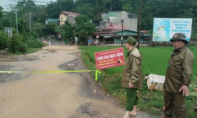 Sạt lở đất vùi lấp 3 người trong một gia đình ở Phú Thọ tử vong