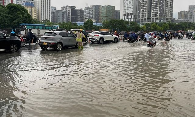 Hà Nội: CSGT khuyến cáo người dân chủ động phòng ngừa khi tham gia giao thông trong mưa lớn
