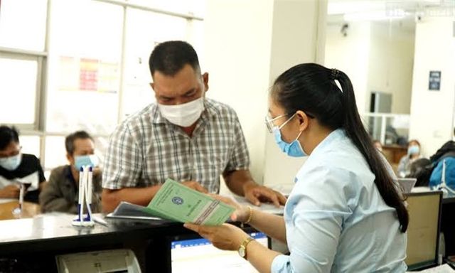 Ký hợp đồng với người đang hưởng trợ cấp thất nghiệp, báo tăng BHXH thế nào?