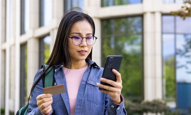 Ngân hàng thu phí thẻ: đâu là căn cứ tính?