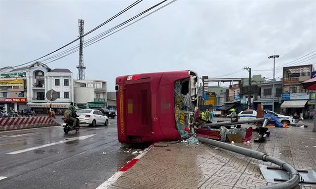 Hiện trường vụ lật xe khách giường nằm ở Gia Lai, 2 người tử vong, nhiều người bị thương