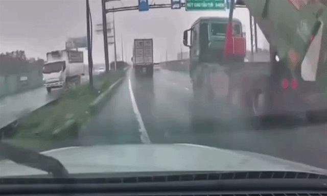 Công an làm việc với tài xế xe ben tông sập giá long môn trên đường dẫn cao tốc TP.HCM - Long Thành - Dầu Giây