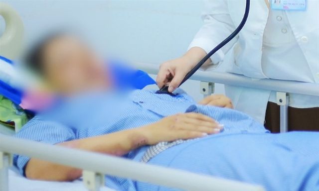 Đi qua cánh đồng, người phụ nữ bị sét đánh, ngã gục xuống đường