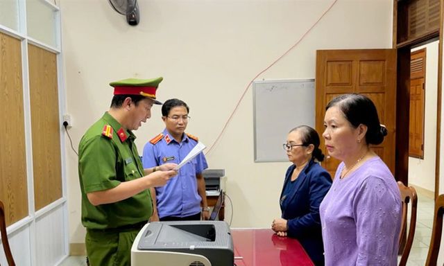 Vụ nữ hiệu trưởng lập khống hồ sơ rút gần 500 triệu đồng: 6 người không đứng lớp vừa bị khởi tố là những ai?