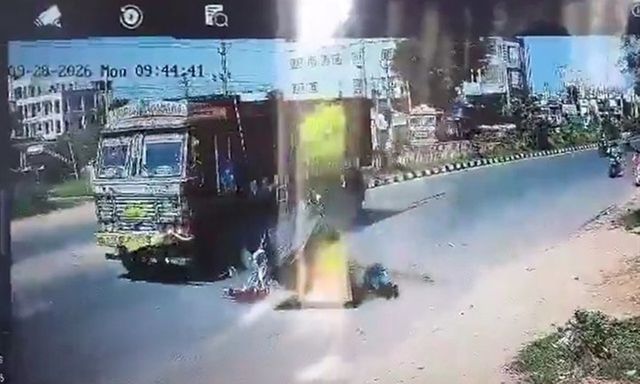 Xe 3 bánh tông trực diện xe tải, 2 người tử vong, 5 người bị thương ở Ấn Độ
