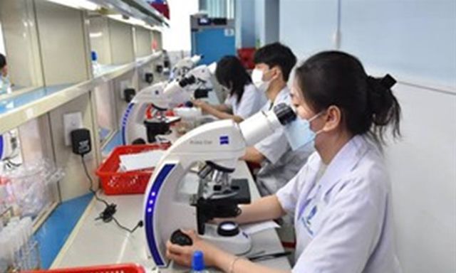 Mẹ là người đơn thân nghèo, con học đại học có được miễn học phí?