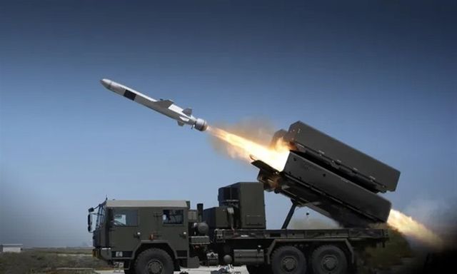 Ukraine tiếp nhận lô tên lửa NASAMS mới giữa lúc phòng không chịu sức ép