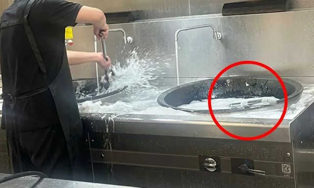 Giáo viên tố nhân viên nhà bếp dùng nồi nấu ăn giặt cây lau nhà, hiệu trưởng trường mầm non Trung Quốc bị cách chức