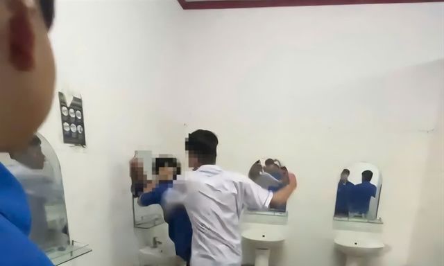 Vụ nam sinh lớp 12 bị bạn đánh gãy xương cánh mũi: Nhà trường đề nghị công an làm rõ nguyên nhân