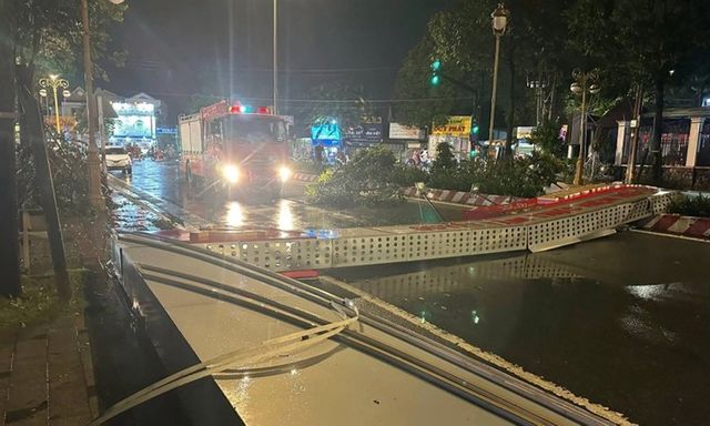 Hiện trường cổng chào cao 5m ở TP.HCM đổ sập trong mưa lớn