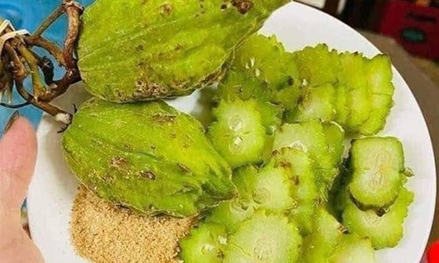 Kỳ lạ thứ quả Tây Bắc: Nhìn như mướp đắng, bổ ra trắng nhựa sữa, cắn một miếng 