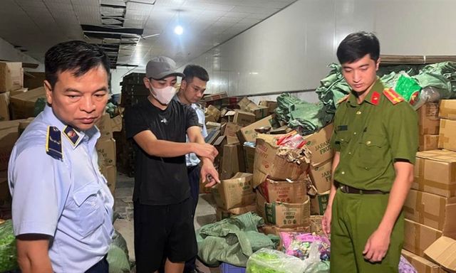 Khởi tố chủ 5 cơ sở, thu giữ gần 20 tấn bánh kẹo, nước uống giả mạo xuất xứ ở Hà Nội