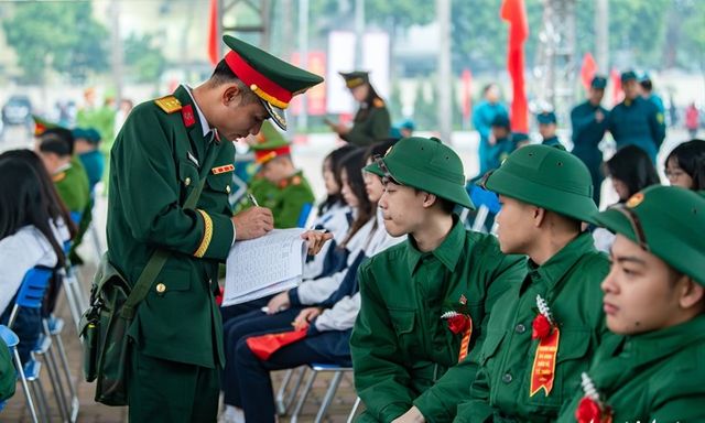 Bộ Quốc phòng trả lời về tạm hoãn gọi nhập ngũ khi đang học đại học liên thông chính quy sau khi đã tốt nghiệp trung cấp