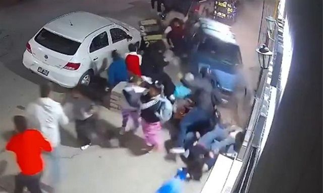 Tài xế 80 tuổi nghi ngất xỉu, ô tô lao lên vỉa hè tông 13 người