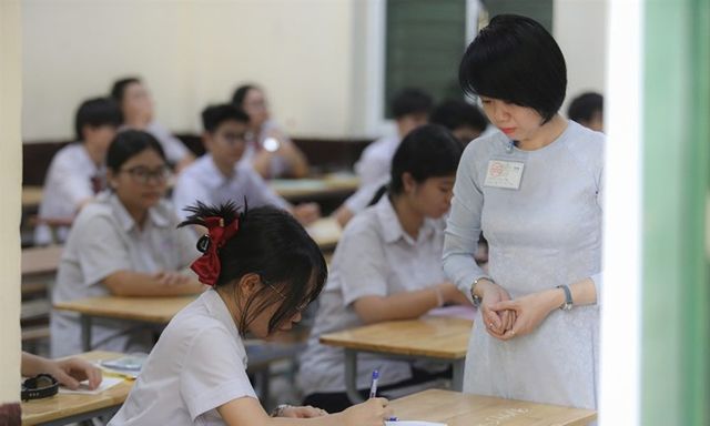 Chính phủ yêu cầu bảo đảm học sinh không đỗ lớp 10 THPT công lập vẫn được đi học