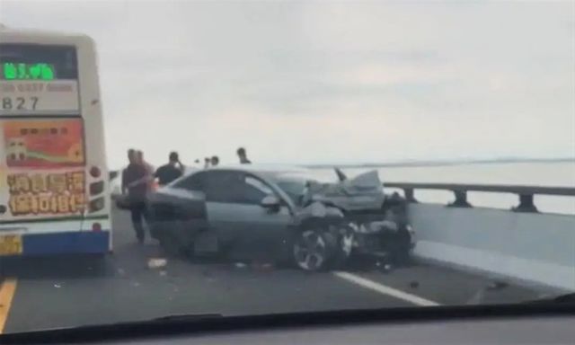 Clip: Hiện trường ô tô lao thẳng vào xe buýt ngược chiều trên cầu ở Trung Quốc, nhiều người nhập viện