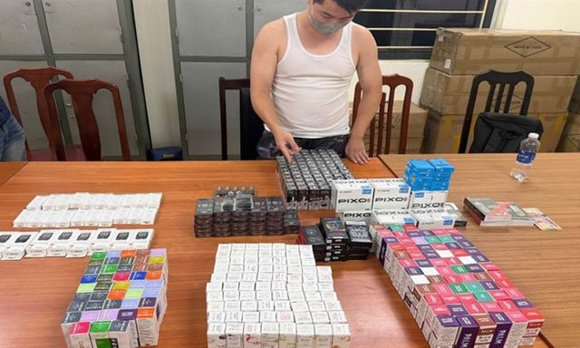 Kiểm tra người giao hàng, công an lần ra “kho” thuốc lá điện tử
