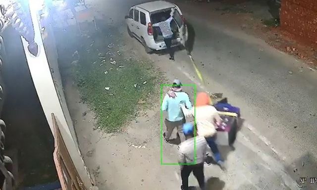 Nhóm 7 người bịt mặt, dùng ô tô kéo lê máy ATM 500m để trộm tiền lúc nửa đêm ở Ấn Độ