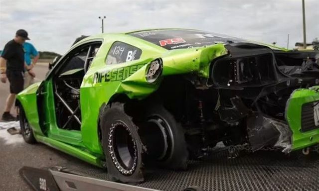 Clip: Cảnh siêu xe nổ lốp ở 370 km/h bị xé toạc như giấy, tay đua thoát cửa tử trong gang tấc