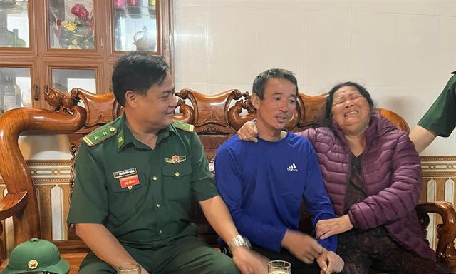 Thuyền trưởng Quảng Trị kể 8 giờ ôm phao, tự bơi giữa biển khơi giành sự sống