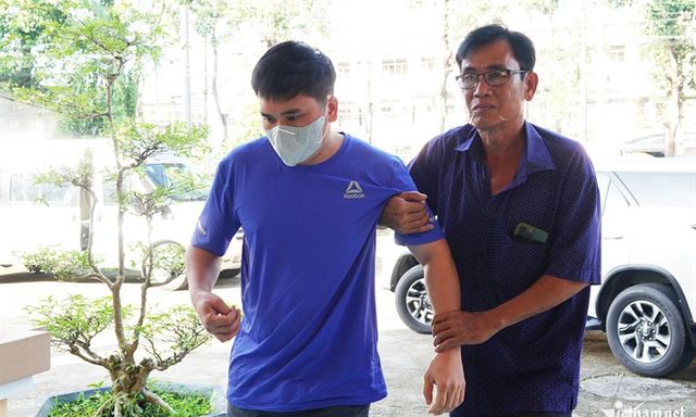 Vụ nữ sinh tử vong ở Vĩnh Long: Bị cáo được dìu đến tòa, diễn biến gây chú ý