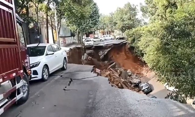Clip: Hố tử thần khổng lồ bất ngờ 
