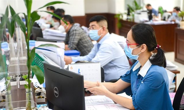 Công chức thi đỗ viên chức phải xin thôi việc hay được chuyển công tác?