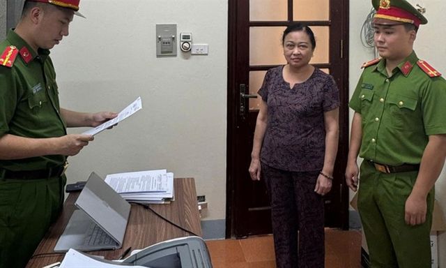 Khởi tố người phụ nữ sản xuất bim bim, đồ ăn vặt giả bán cho học sinh