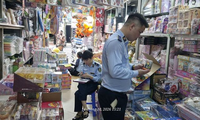 Hà Nội: Phát hiện hơn 1.200 sản phẩm đồ chơi trẻ em nhập lậu tại phố Đồng Xuân