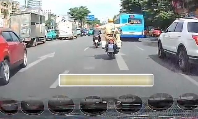 Toàn cảnh 24h: Xúc động hình ảnh cảnh sát giao thông mở đường cho xe taxi đưa người đi cấp cứu