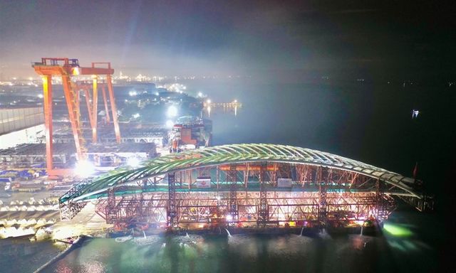 Xuyên đêm hạ thủy nhịp cầu đi bộ 3.400 tấn qua sông Sài Gòn xuống sà lan