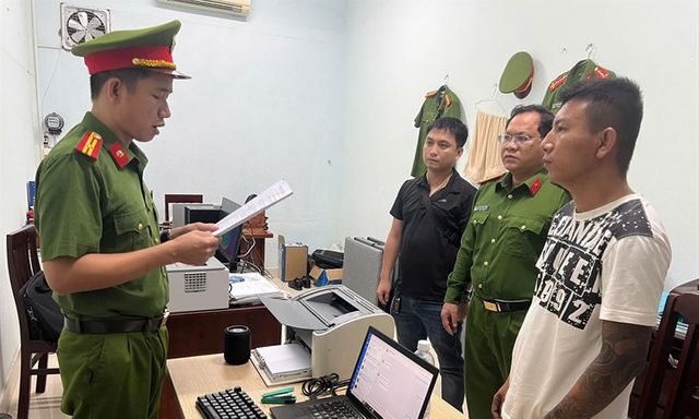 Công an bắt chủ tài khoản 